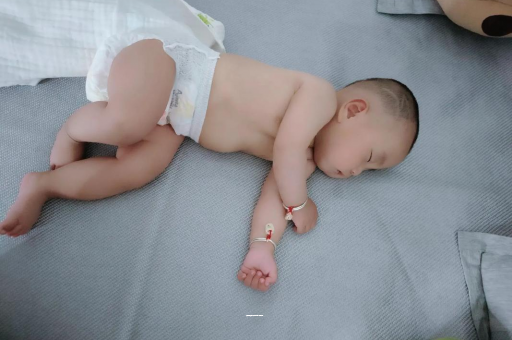 阿里宝宝拉屎有黑色颗粒